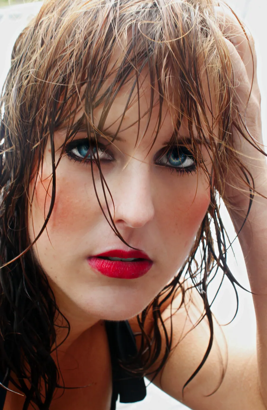 Nahes Portrait einer Frau mit nassen Haaren und roten Lippen